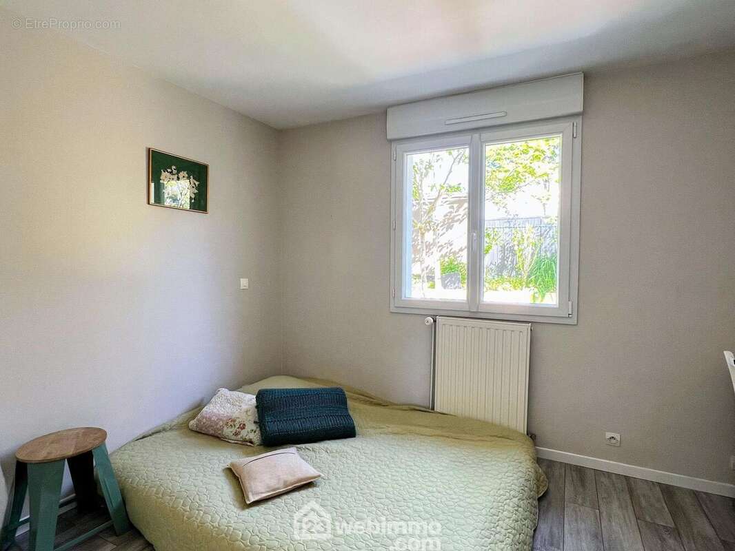 L&#039;espace nuit du rez-de-chaussée est composé de 2 chambres... - Maison à MONTREUIL-JUIGNE