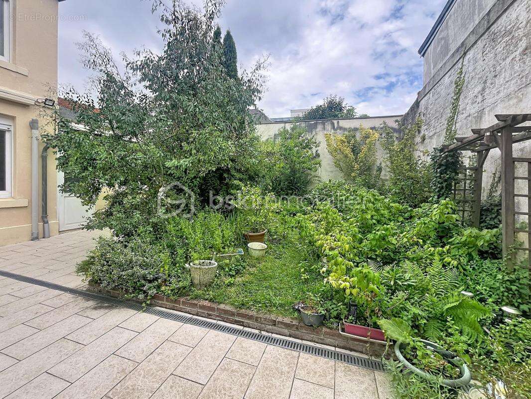 En exclusivite, maison avec garage et jardin - photo 2