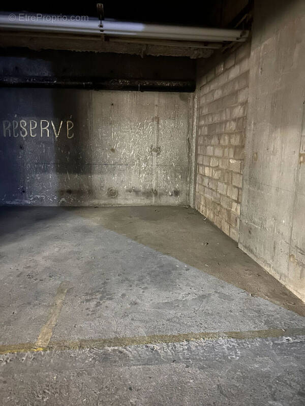 Parking à PARIS-11E