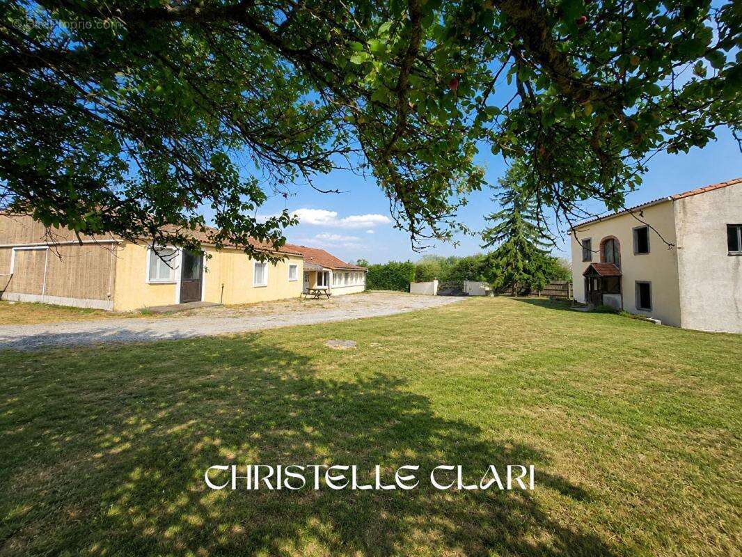 Domaine 374 m² sur terrain de 3,59 ha - photo 9