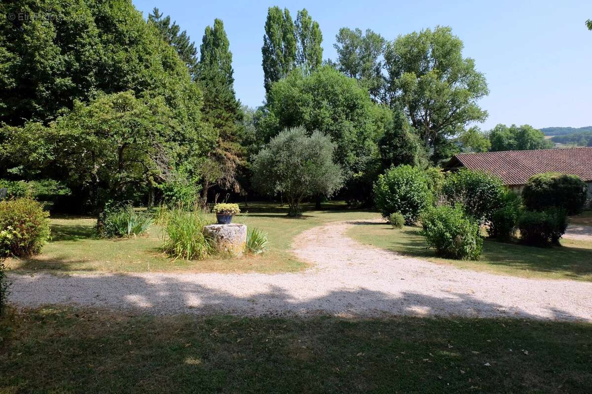 Impressionnante maison en pierre avec piscine et jardins très privés - photo 17