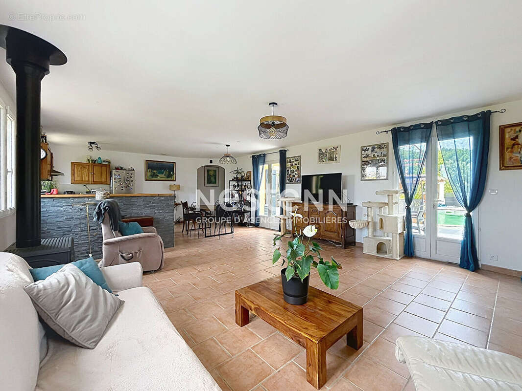 EXCLUSIVITE !! Mirabeau  - Maison de plain-pied avec piscine et vue sur le château - photo 4