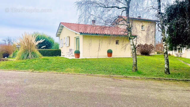 Maison à LAPEYROUSE-MORNAY