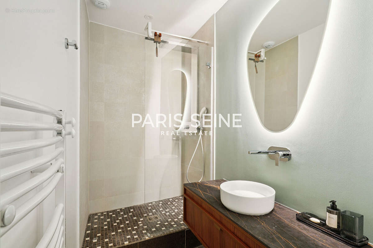 Appartement à PARIS-1E