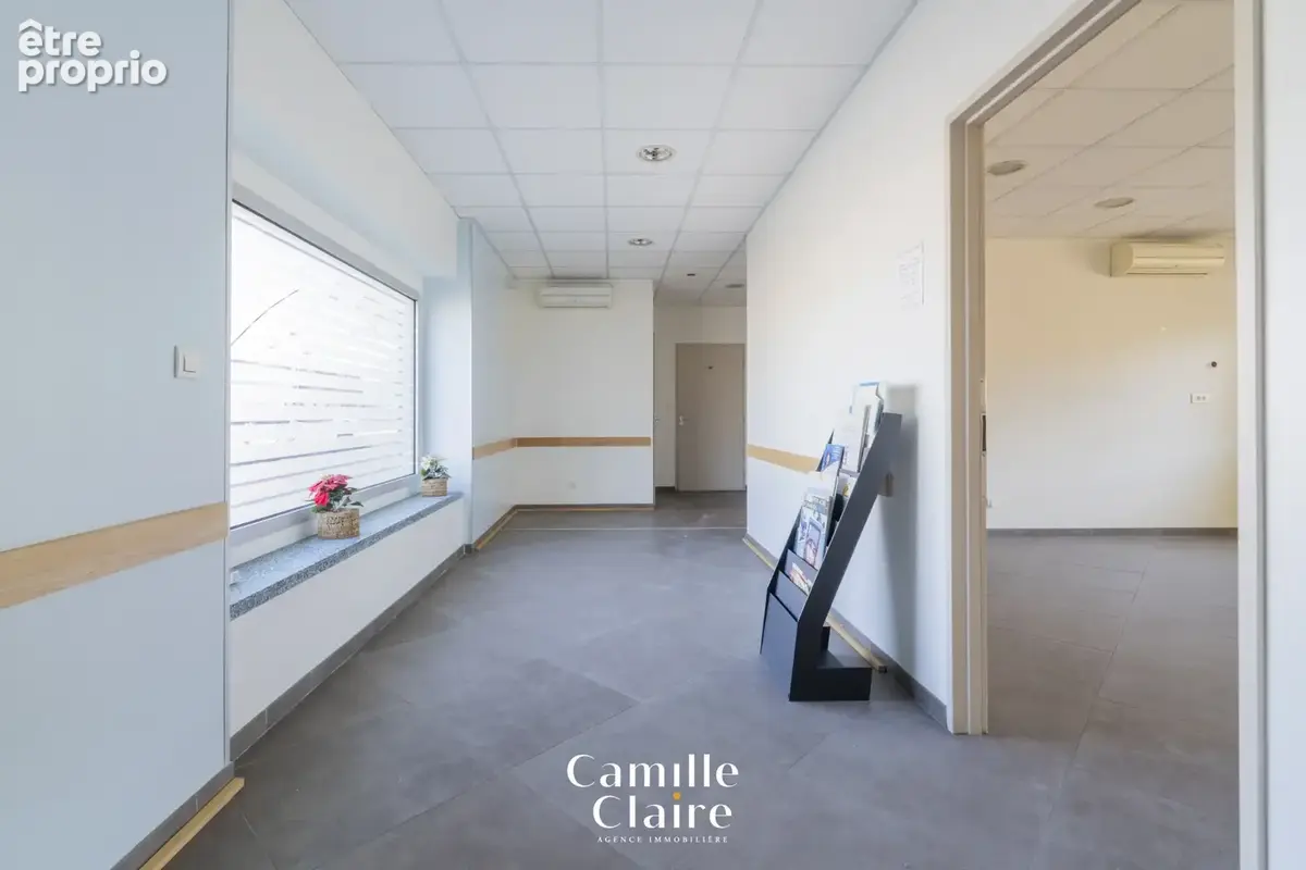 Local professionnel 142m2 + 3 stationnements + cour privative - photo 10