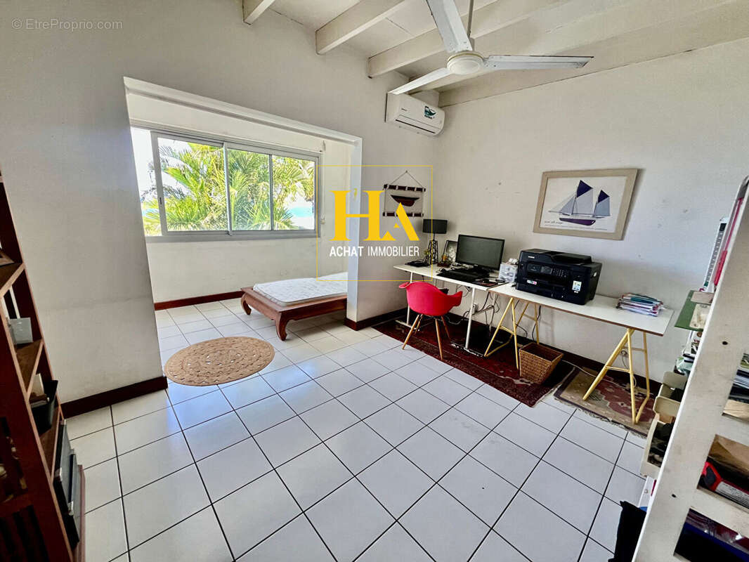 Maison T6  de 232.5 m2 à Saint-Pierre - La Cafrine - photo 12