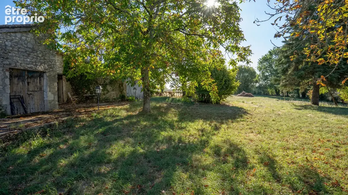 Beau potentiel pour cette propriété en pierre à rénover avec une maison, une grange et un terrain 7802 m2 avec - photo 5