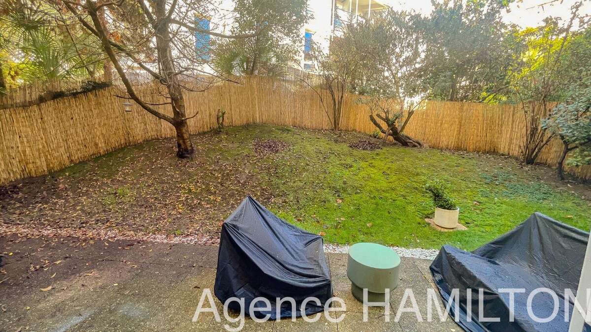 Garches mairie, beau T4 occupé avec parking, terrasse et jardin - photo 4