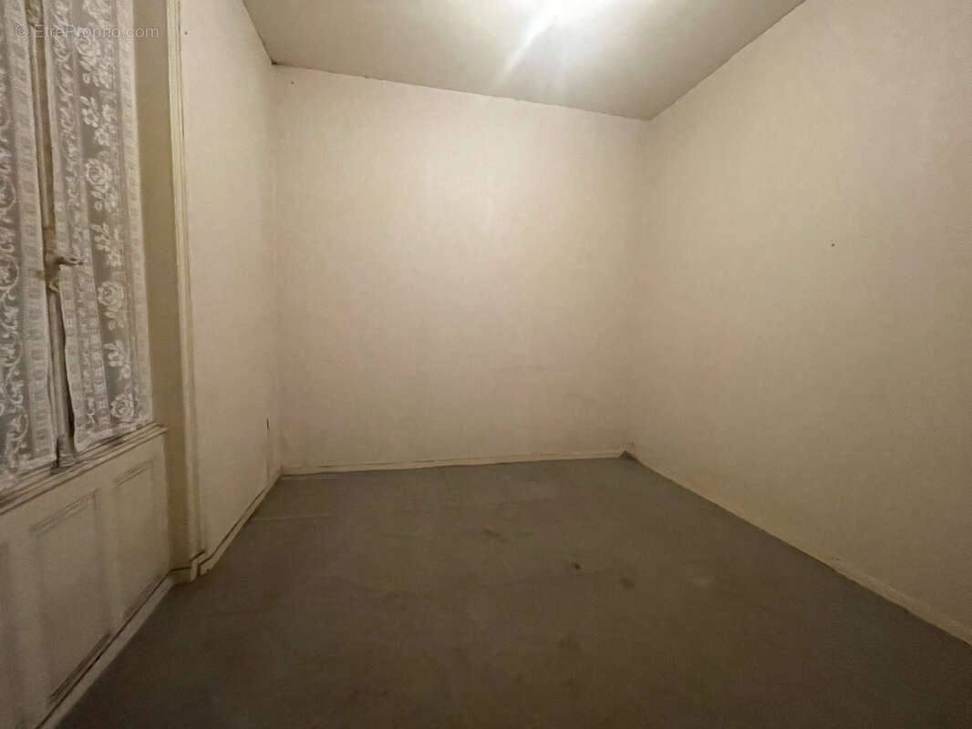 Vaste maison en pierre 300 m2 environ à rénover centre bourg - photo 17