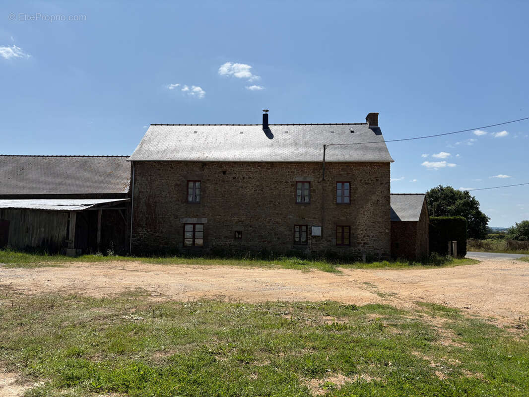 Maison à MONTREUIL-POULAY