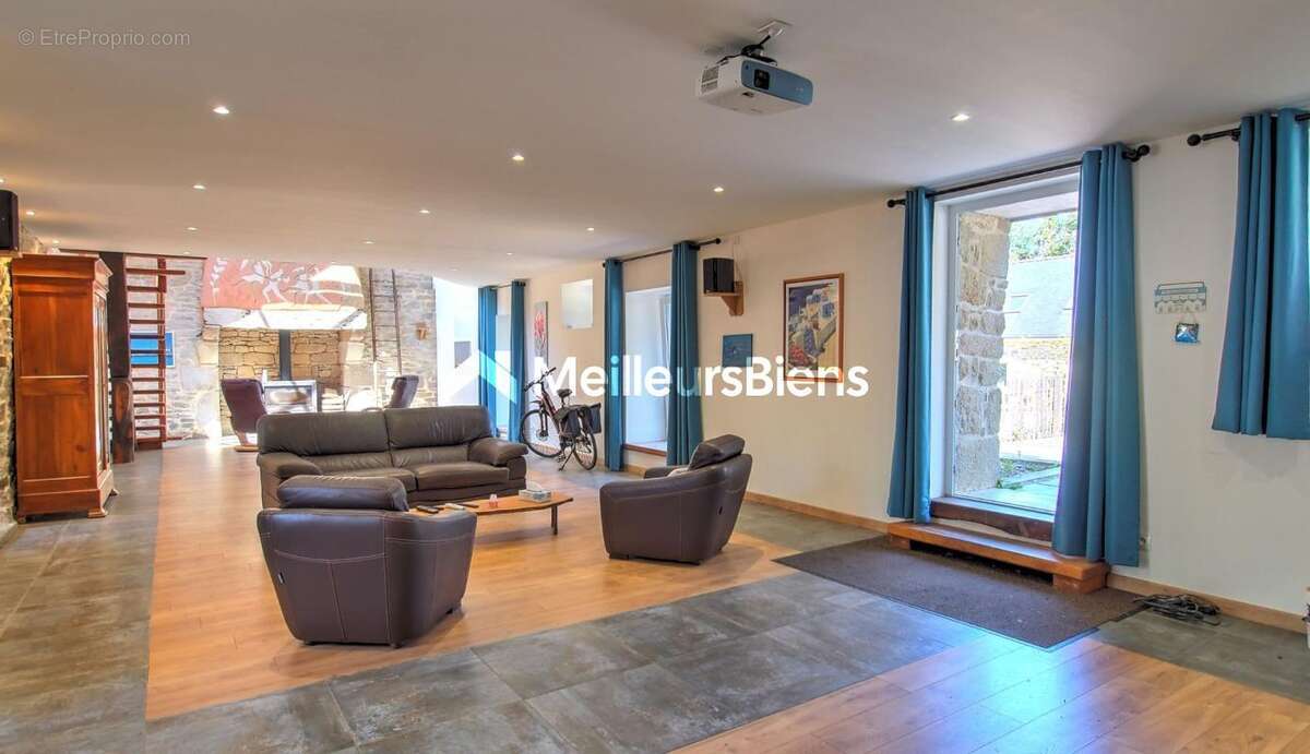 Longère à Arzano 287 m², deux maisons, 7 chambres, grand terrain - photo 3