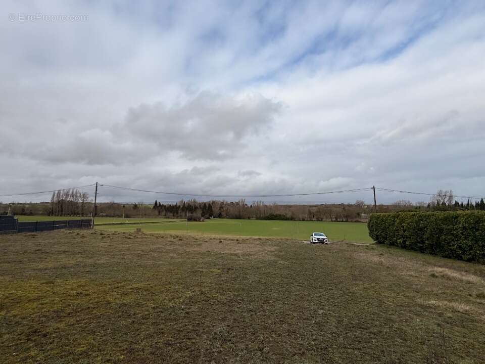 Terrain à SAINT-MARTIN-LALANDE