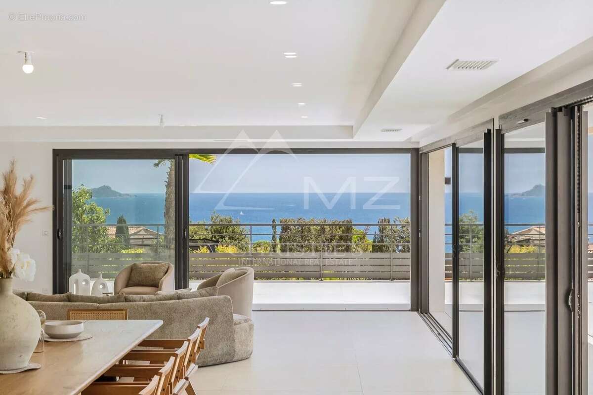 Villa contemporaine d’exception avec vue panoramique sur la mer et le Massif de l’Estérel Un bien rare où l’élégance rencontre l - photo 8