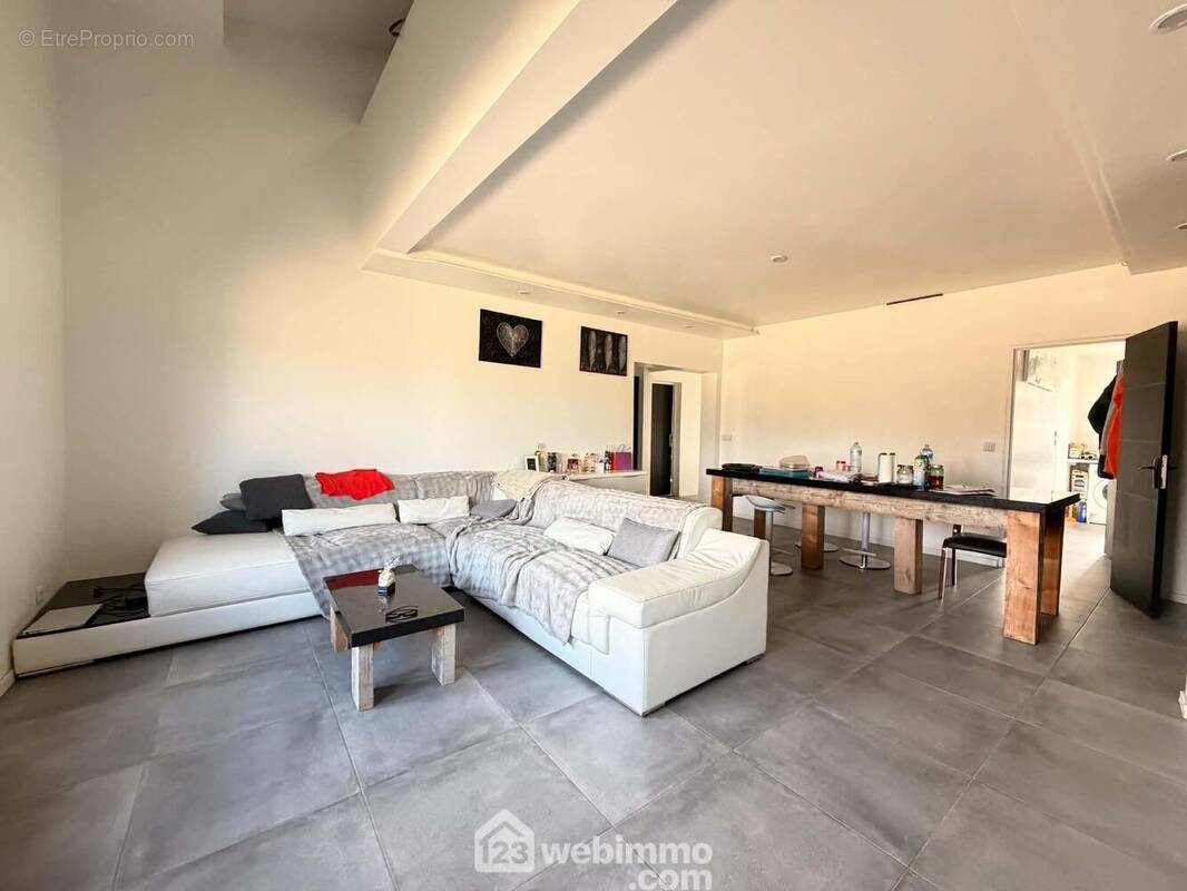 Une pièce de vie spacieuse de 38 m² comprenant ... - Maison à CHALANDRY