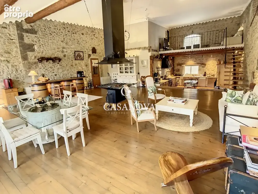 ESPRIT LOFT: Ancienne vigneronne restaurée 300 m² hab. (dont un appart indép. en RdC) + 31 m² de terrasse tropézienne + 110 m² d - photo 6