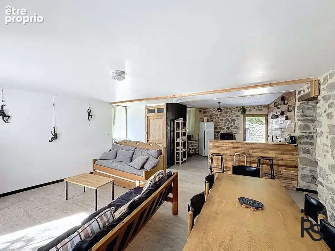 Maison de village avec un gîte, une petite cour et deux terrasses - photo 4