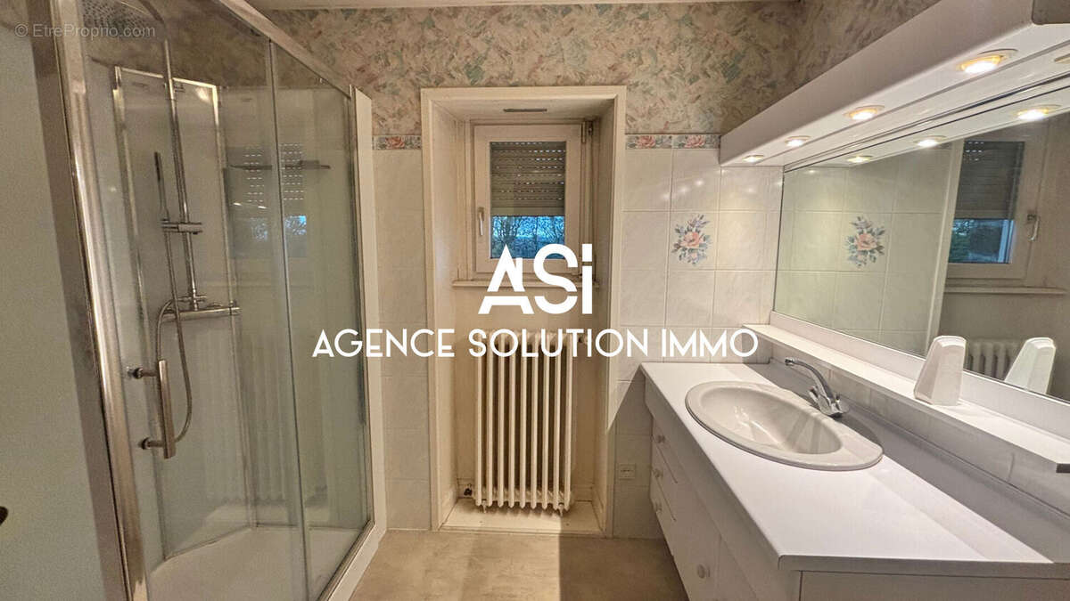 Maison à AMBRIERES-LES-VALLEES