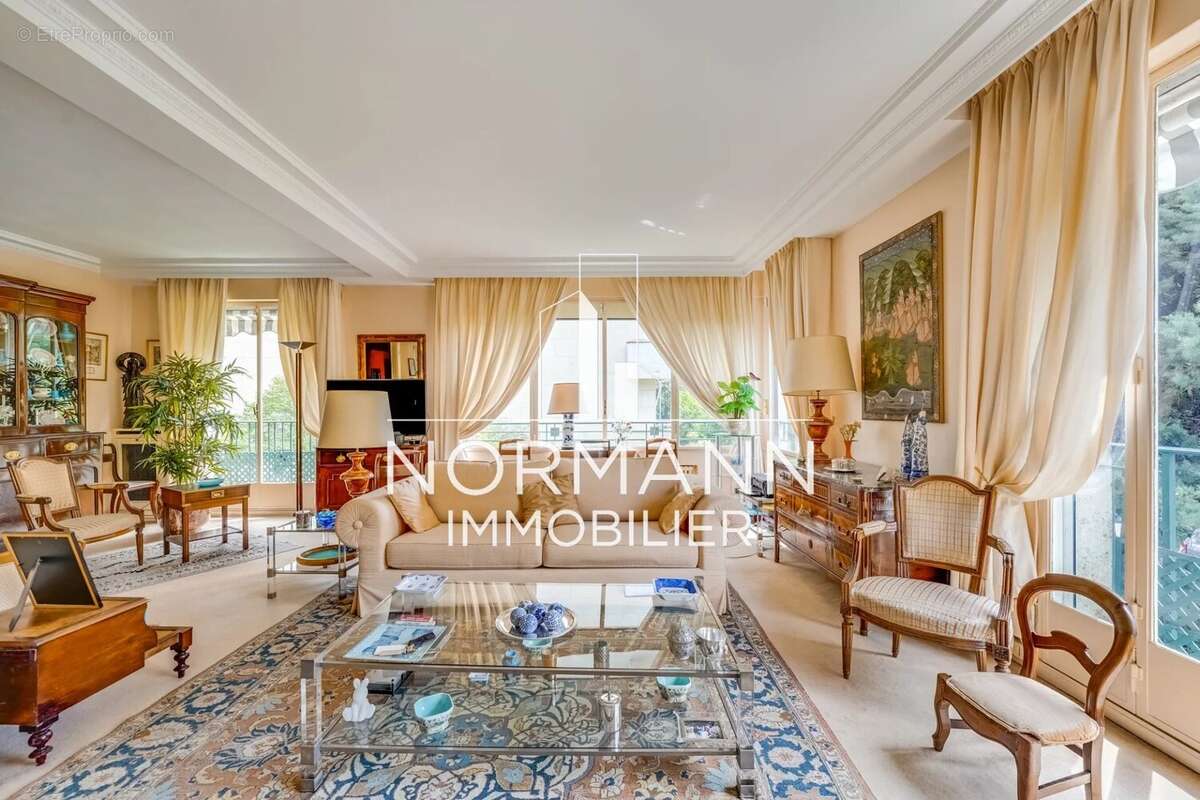 Appartement à PARIS-16E