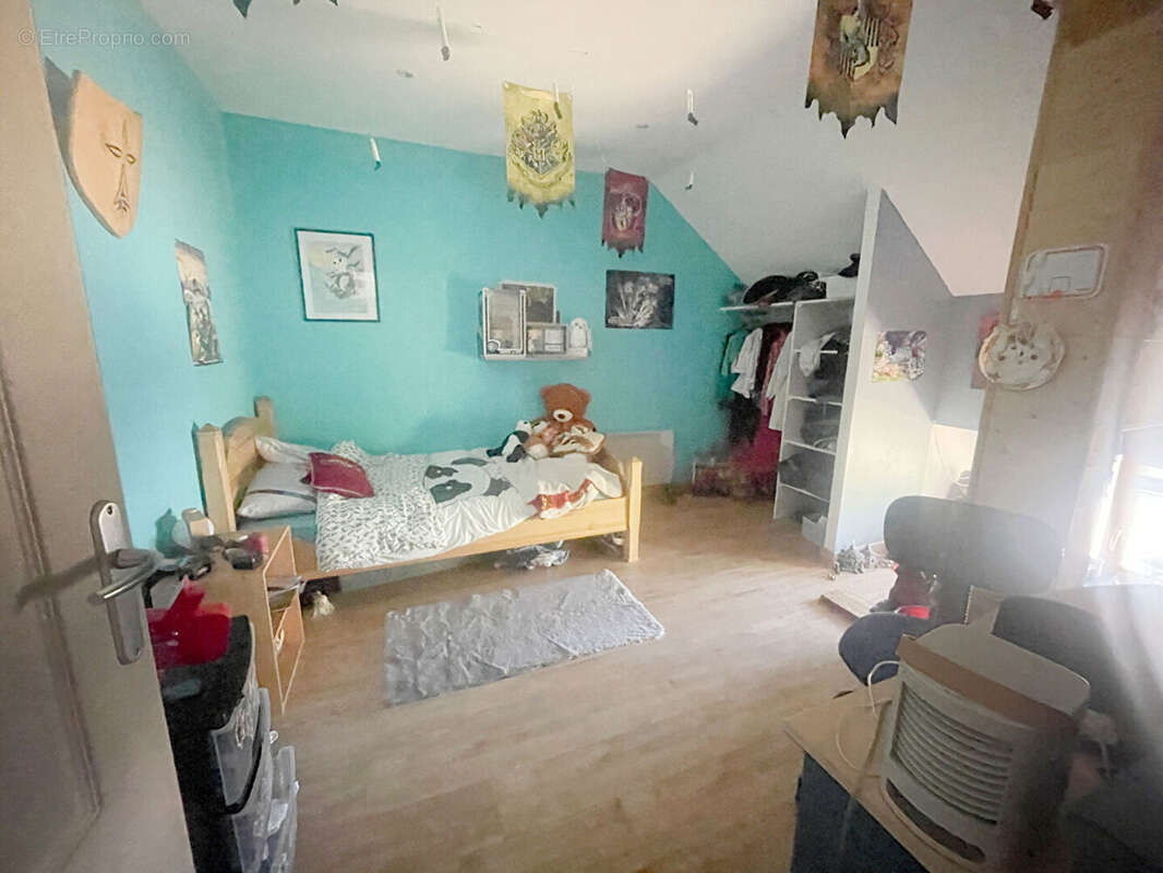NISTÈRE: Pleyben. Ancienne école de 240 m² avec 6 chambres, jardin et garage. - photo 11