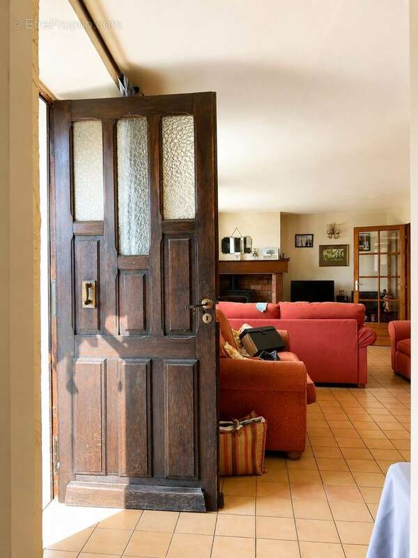 Welcoming living room through open door - Maison à MARCIAC
