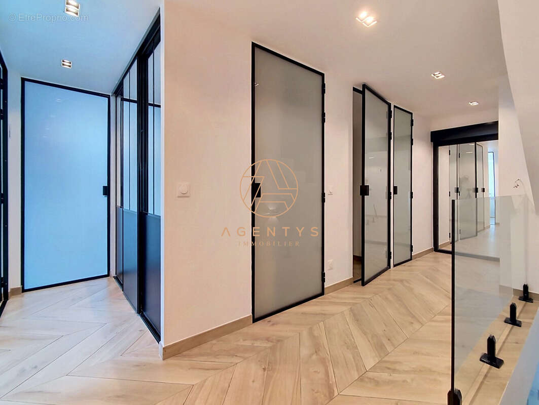 Maison 157 m² à Saint-Maur-Des-Fosses  - photo 5