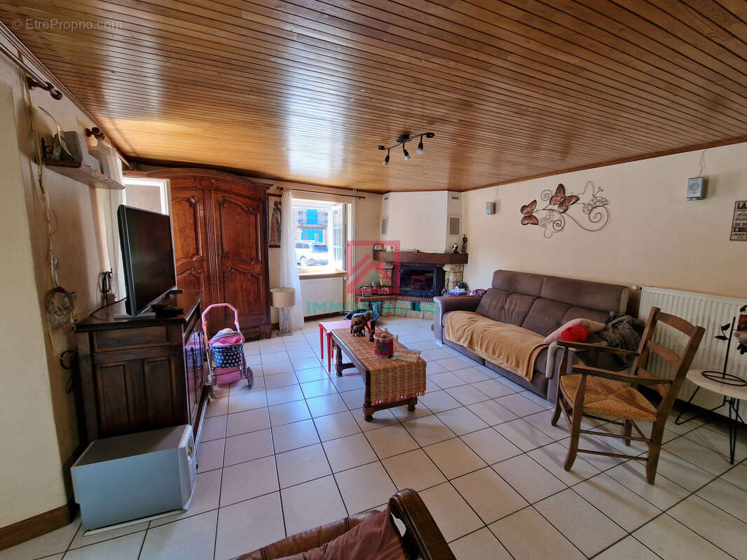 Maison à LAVAL-ROQUECEZIERE