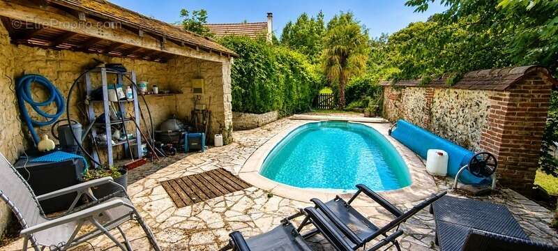 Élégante demeure de caractère avec piscine, dépendance et jardin paysager – Le Mesnil-Théribus (60240) - photo 12