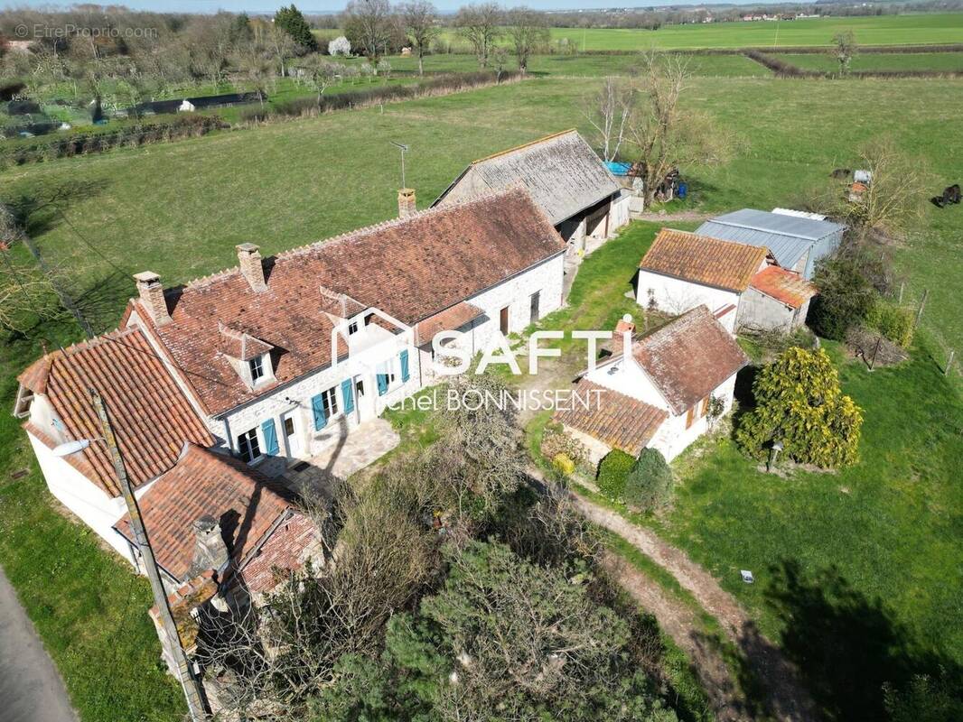 Photo 1 - Maison à SAINT-BONNET-TRONCAIS