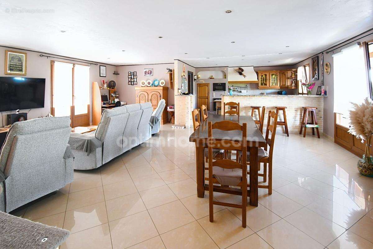 Maison plain pied 129m2 - 3 chambres - 2 garages - terrain 10 ares 45 - 2 terrasses - photo 2