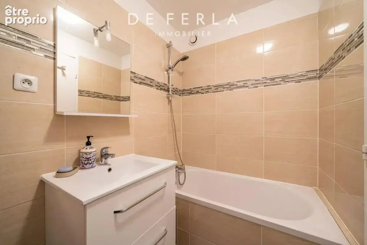 Paris XVᵉ – Appartement familial traversant avec doubles balcons et parking - photo 12