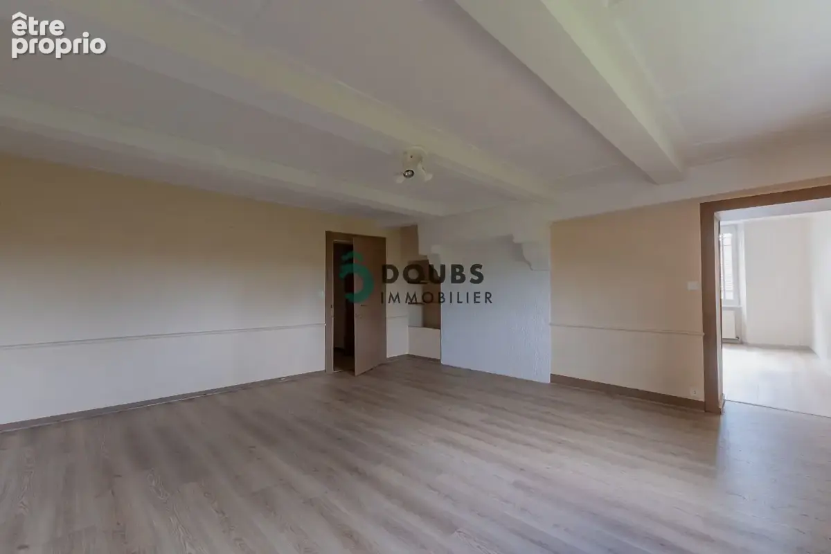 Appartement de 150 m² et 150 m² de combles aménageables - 4 pieces à orchamps-vennes - photo 8