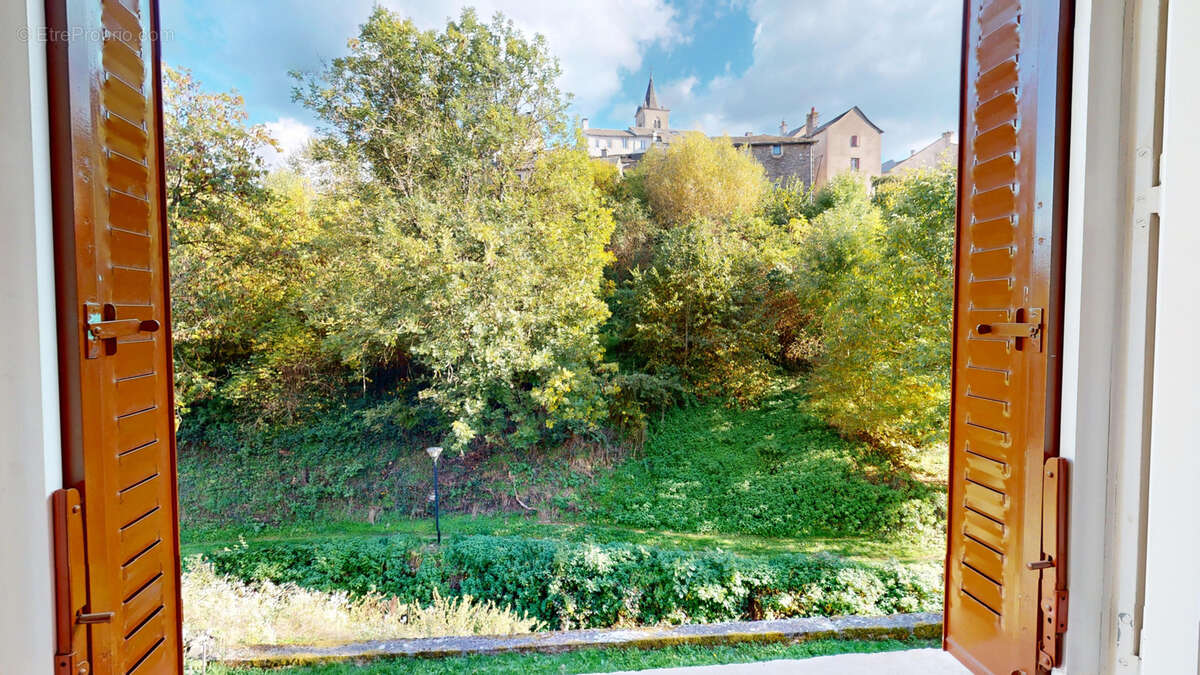 Appartement à SALLES-CURAN