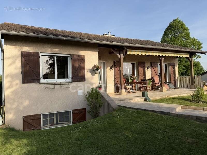 Maison familiale avec grand sous-sol, jardin arboré et vue dégagée – Proche Pont-de-Vaux - photo 2