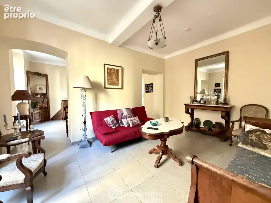un grand salon qui peut être aisément transformer en 3ème chambre