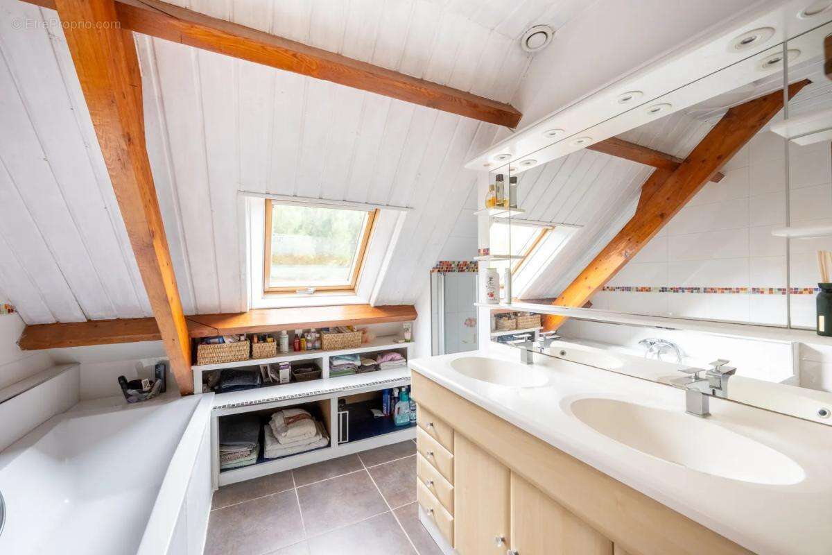 Maison à LA CELLE-LES-BORDES