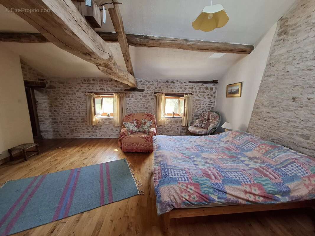 Maison à CLUSSAIS-LA-POMMERAIE