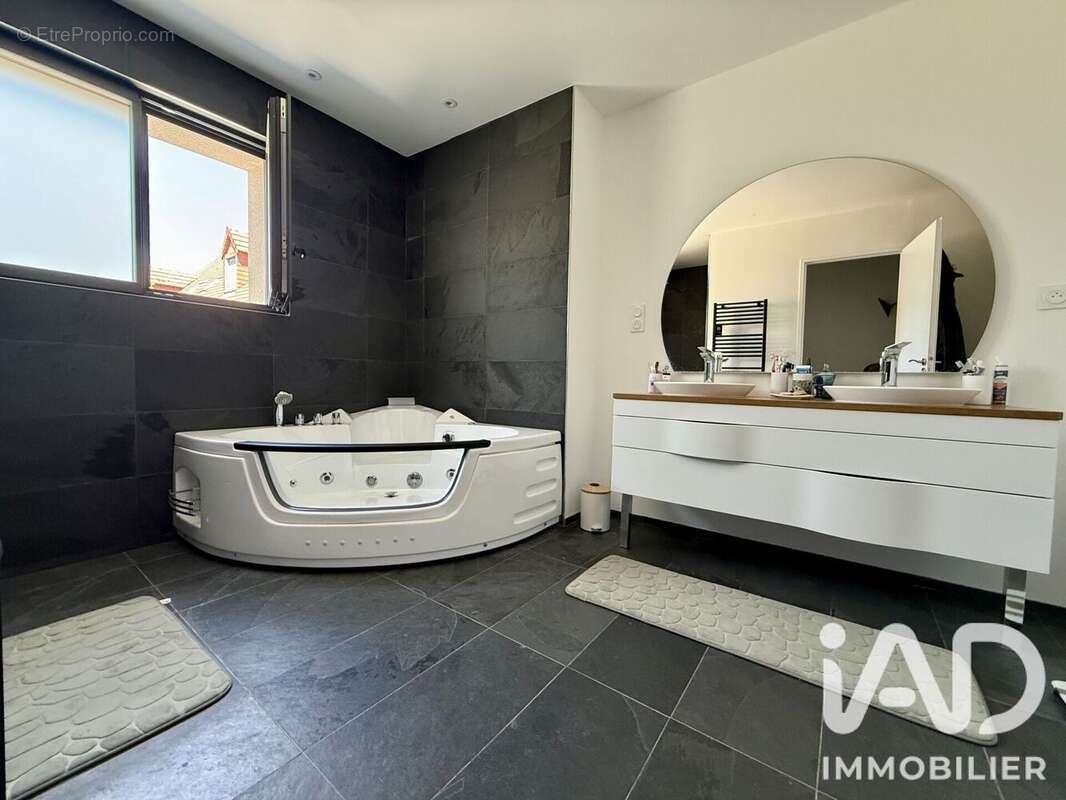 Maison 191 m² à Joue-Les-Tours  - photo 4