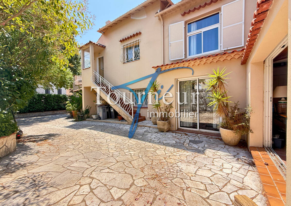 Tres rare sanary hypercentre villa traditionnelle de 183m2 divisee en deux grands appartements - photo 3