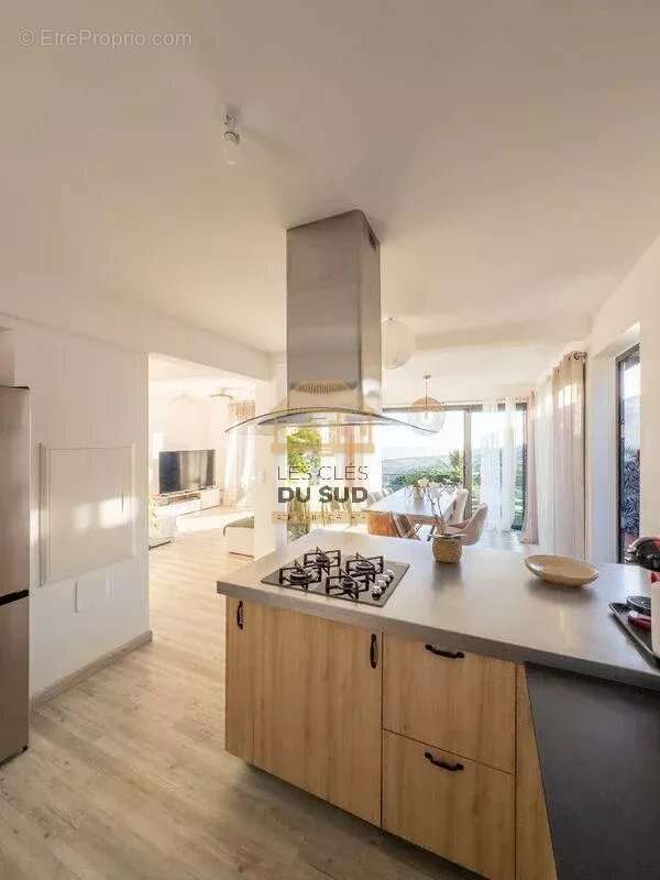 Villa T4 neuve avec piscine chauffée et vue mer imprenable à vendre à L’Étang-Salé - photo 5