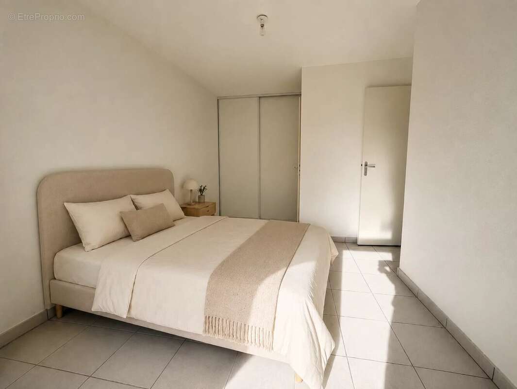 Appartement T4 - 82m² - double balcon - 3 parkings + 1 cave - SAINT JEAN - photo 8