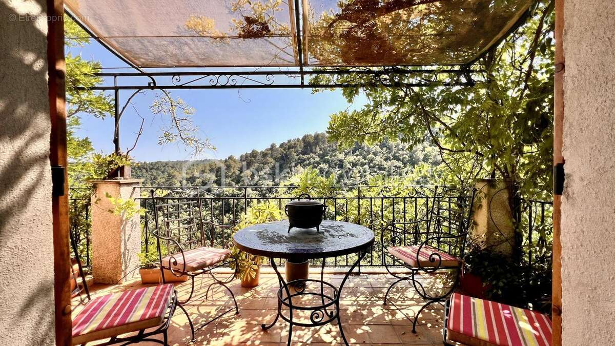 VENCE – Quartier résidentiel très recherché de l'Ara – Élégante villa familiale avec piscine, ascenseur et fort potentiel de div - photo 4