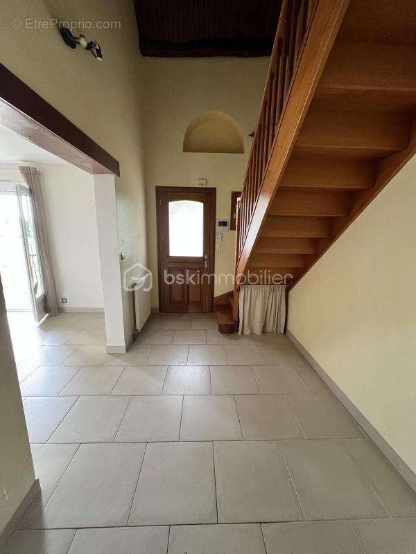 Propriété familiale de 156m² avec piscine, dépendances et vue dégagée sur la forêt des Bertranges - photo 4