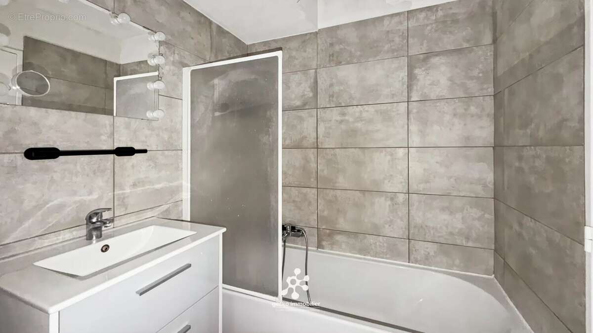 Appartement à SAINT-LAURENT-DU-VAR