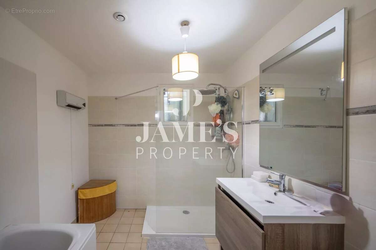 Maison à SAINT-ETIENNE-DU-GRES