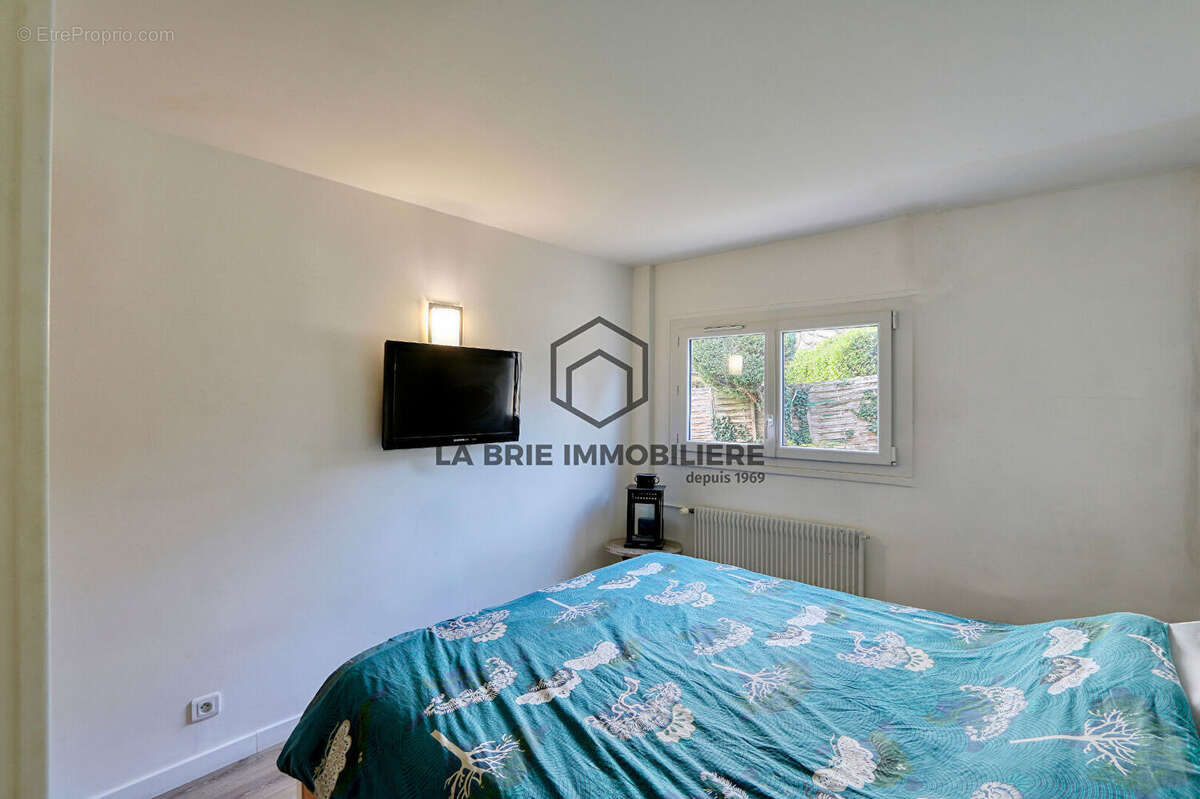 Maison à MANDRES-LES-ROSES