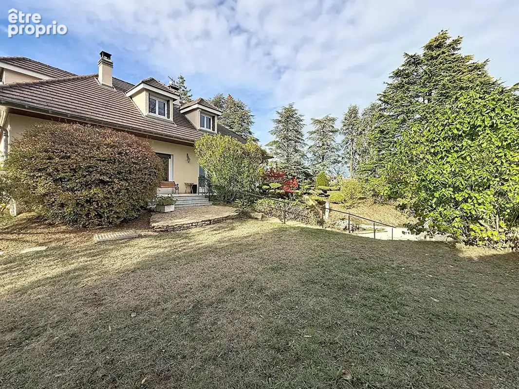 SAINT CYR AU MONT D'OR, maison familiale de 230 m² habitables + 150 m² utiles  sur terrain de  2974m² - photo 2