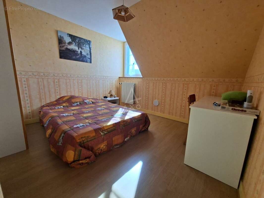 Rare sur le marché, cette belle longère de caractère de 168 m2 habitables, implatntée sur un beau terrain de 1126 m2 avec piscin - photo 12