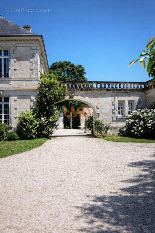Maison à SALIGNAC-SUR-CHARENTE
