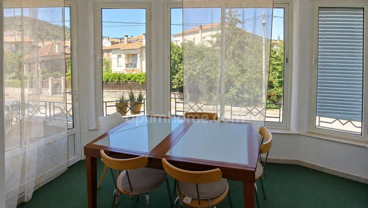 A vendre à Digne-les-Bains – Demeure de caractère des années 30 – 240 m² – 2 logements – Piscine – Garage - photo 5