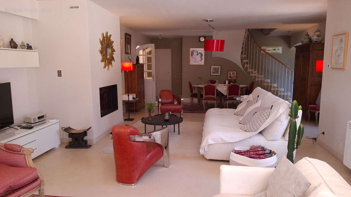 A vendre,  Drôme provençale, Belle Villa de 200 m2, piscine, garages, terrain  arboré de 3400m². - photo 10